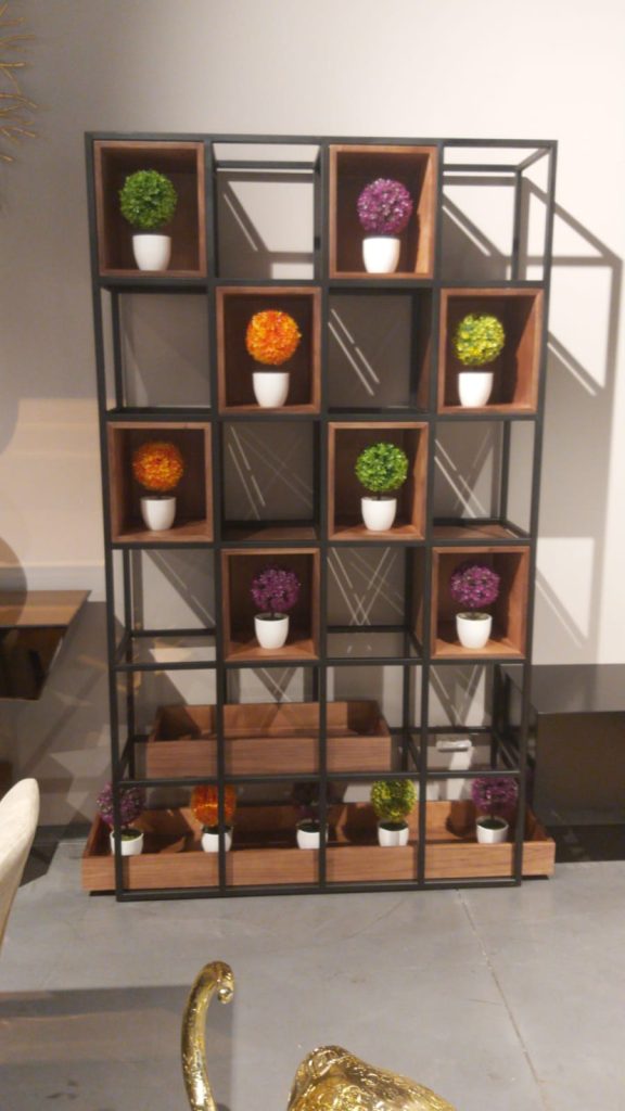 ריהוט משלים לבית - כוננית כוורת מעץ